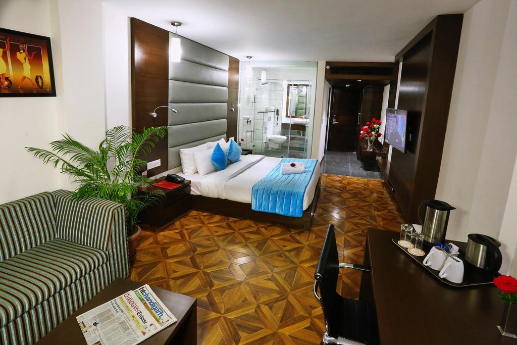 Hotel Sunbeam Premium Zirakpur Exterior foto