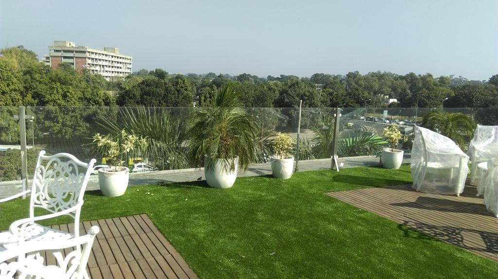 Hotel Sunbeam Premium Zirakpur Exterior foto