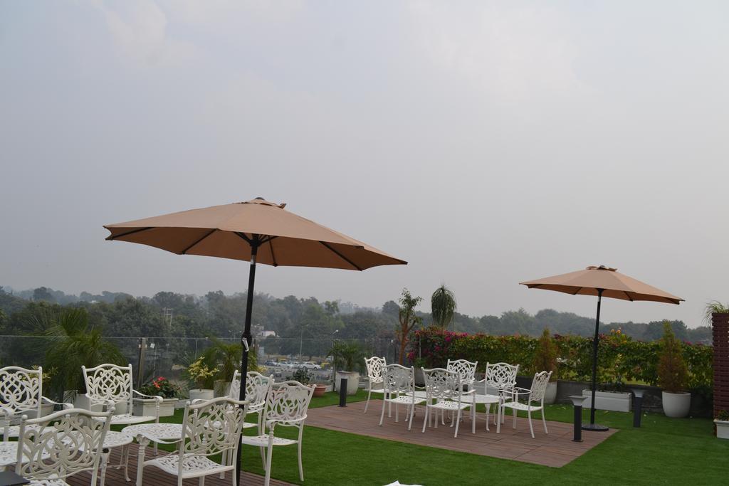 Hotel Sunbeam Premium Zirakpur Exterior foto