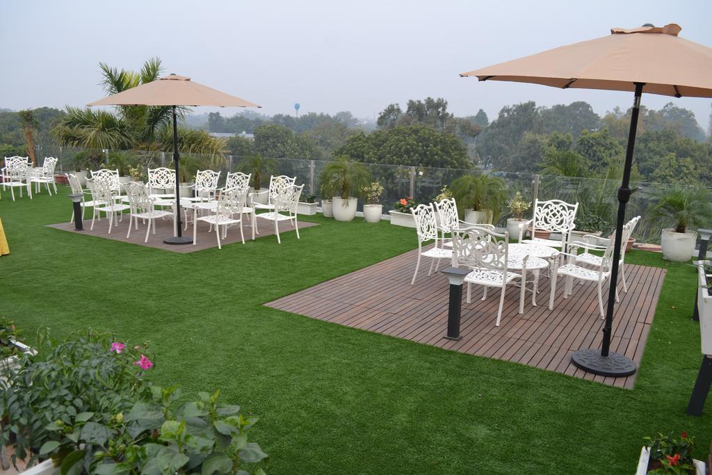 Hotel Sunbeam Premium Zirakpur Exterior foto