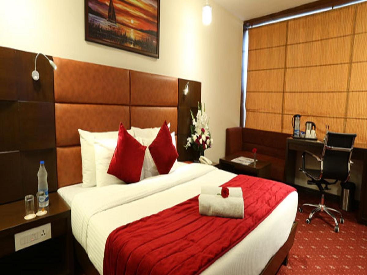 Hotel Sunbeam Premium Zirakpur Exterior foto